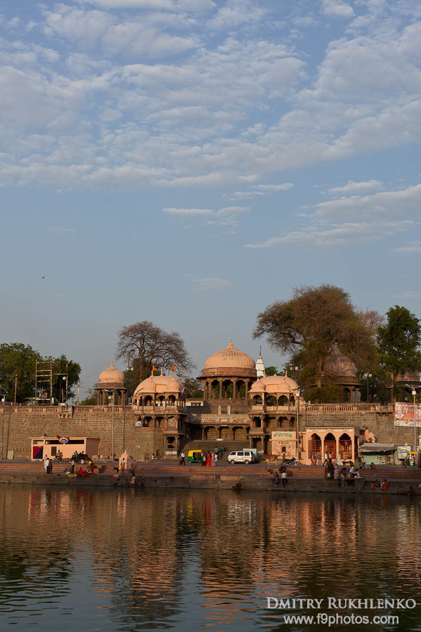 Интересное сочетание явно могольской архитектуры с полностью индуистским городом Уджайн, Индия