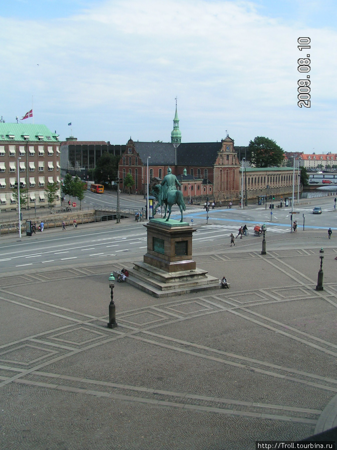 Площадь с памятником с балкона дворца