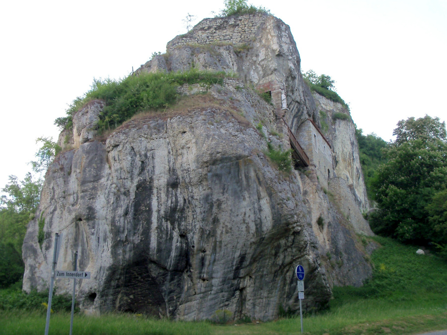 Монастырь в скале. Иштайн (города Рейна) Земля Баден-Вюртемберг, Германия
