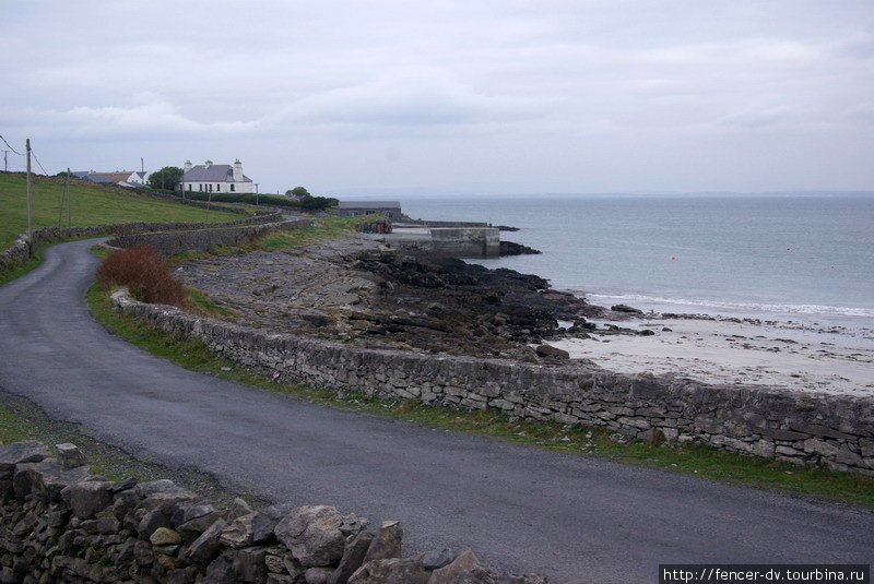 Все как и обещал: дорога, редкие домики, пляж, трава и камень. Графство Голуэй, Ирландия