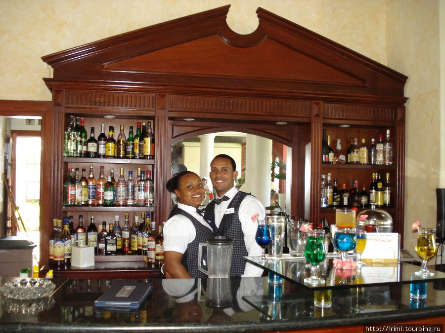 Официантка в лаби Инессенсия ( в переводе-невинная) видимо, симпатизирует этому парню... :-)) Пунта-Кана, Доминиканская Республика