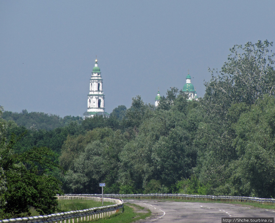 это не вид с трассы, это после поворота к монастырю примерно через километр Мгар, Украина