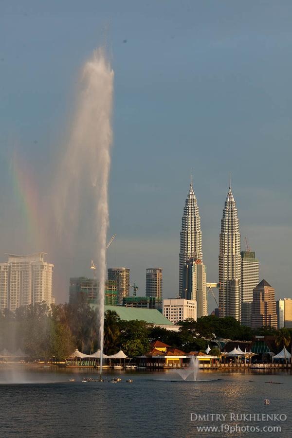 На водной пыли, летящей от фонтана, даже видна радуга Куала-Лумпур, Малайзия
