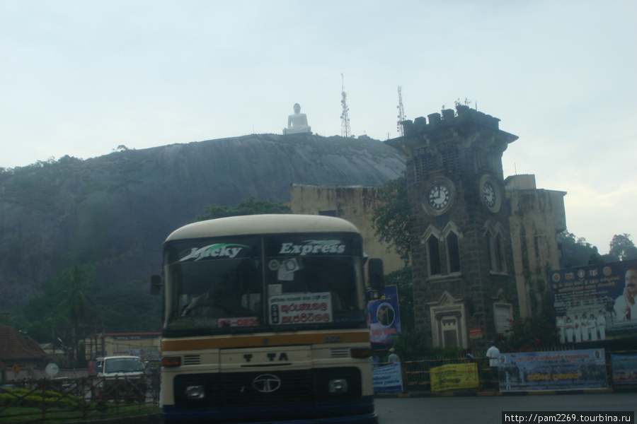 чудо автобусы
в основном на шасси  грузовиков
всегда без окон. Одни решетки, как автозак Шри-Ланка