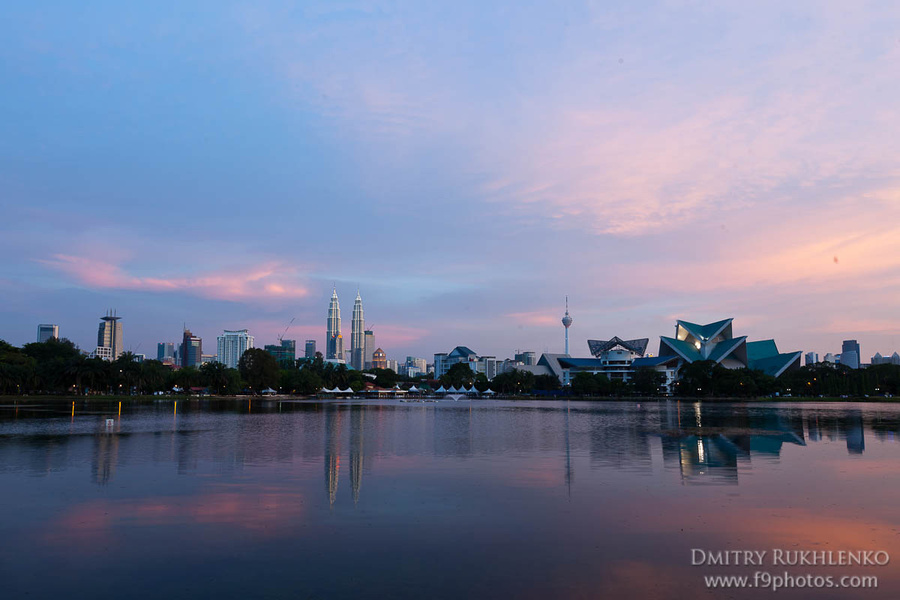 Последний кадр с розовыми тонами неба Куала-Лумпур, Малайзия