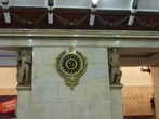 Станция Нарвская украшена фигурами рабочих