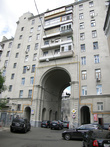 Леонтьевский переулок выходит через эту арку на Тверскую.