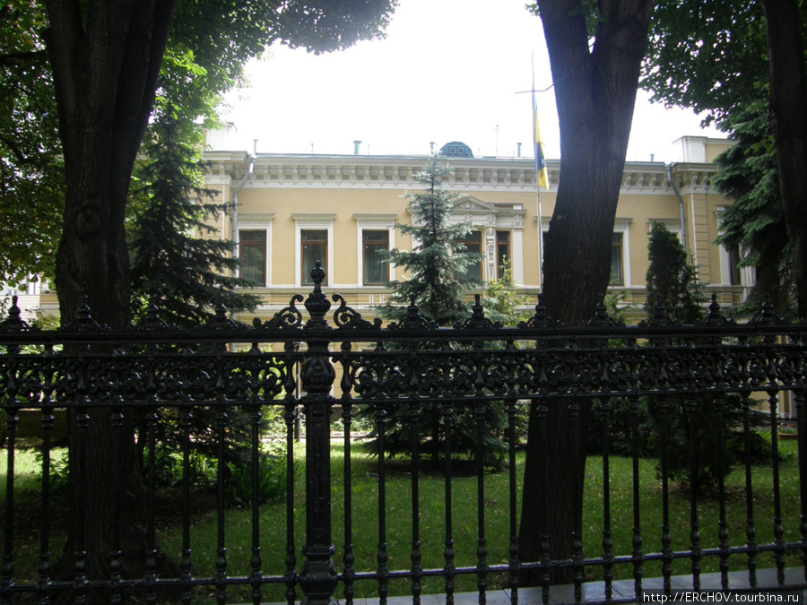 Дом № 18 — Украинское посольство. В 1824г здесь жил композитор А.А.Алябьев. Москва, Россия