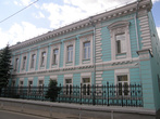 Дом №9. Ранее принадлежал главе города Н.А.Алексееву (в честь Алексеева названа станция метро и больница), ныне представительство ООН.
