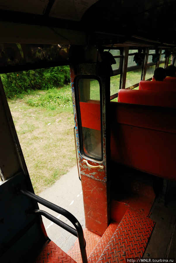 В автобусе при движении открыты не только окна, но и двери Чианг-Кхонг, Таиланд