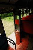 В автобусе при движении открыты не только окна, но и двери