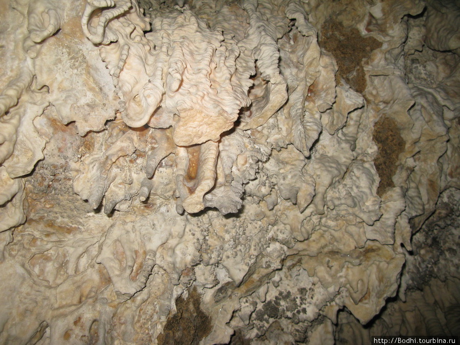 Внутри пещеры Лабуханбаджо, Вест-Тимор, Индонезия