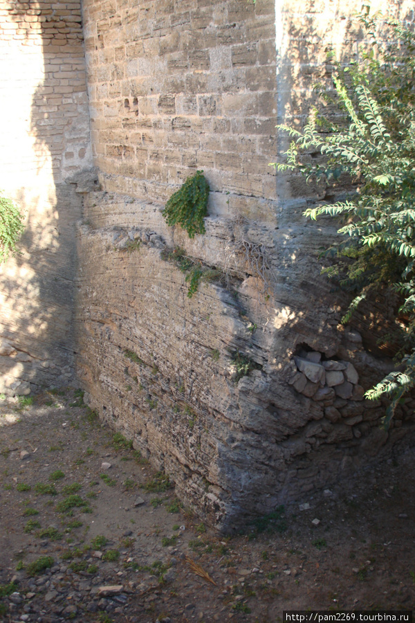 массивное основание стен Алькудия, остров Майорка, Испания