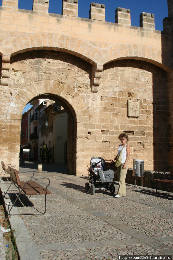 одни из старых ворот в крепость Алькудия, остров Майорка, Испания