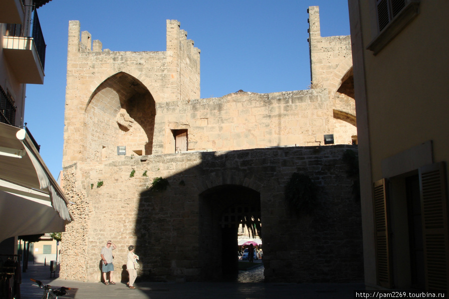 другие ворота, вид изнутри крепости Алькудия, остров Майорка, Испания