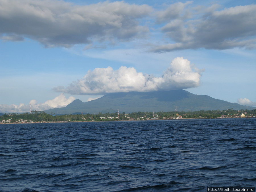 вид на Манадо (северная оконечность Сулавеси), откуда лодка отплывает на Бунакен Бунакен, Индонезия