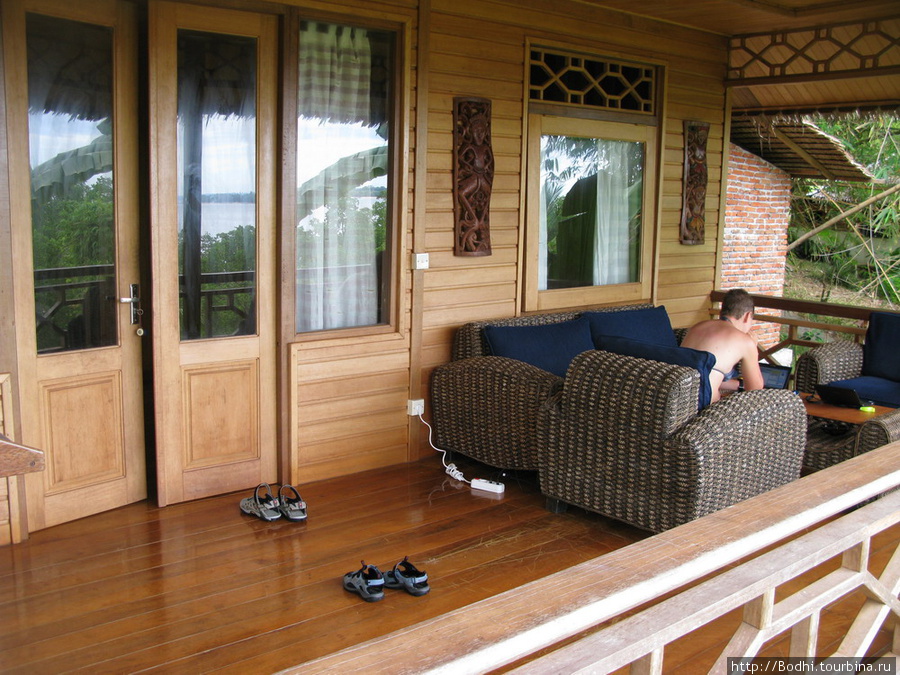На балконе тоже нравится сидеть Бунакен, Индонезия