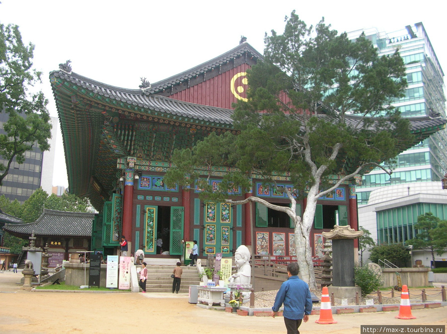 Один из храмов в центре столицы. Сеул, Республика Корея