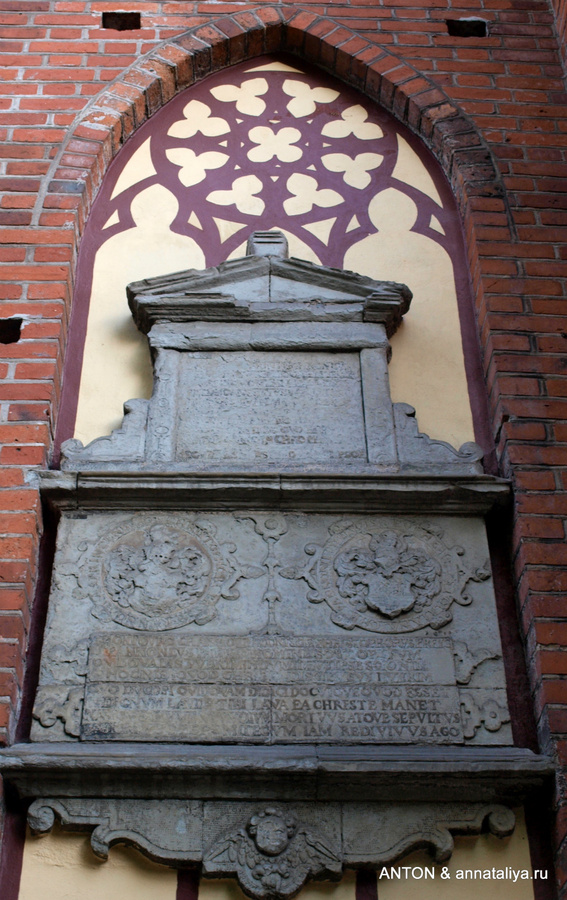 На стенах собора сохранились надписи на немецком языке и на латыни Калининград, Россия