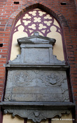 На стенах собора сохранились надписи на немецком языке и на латыни