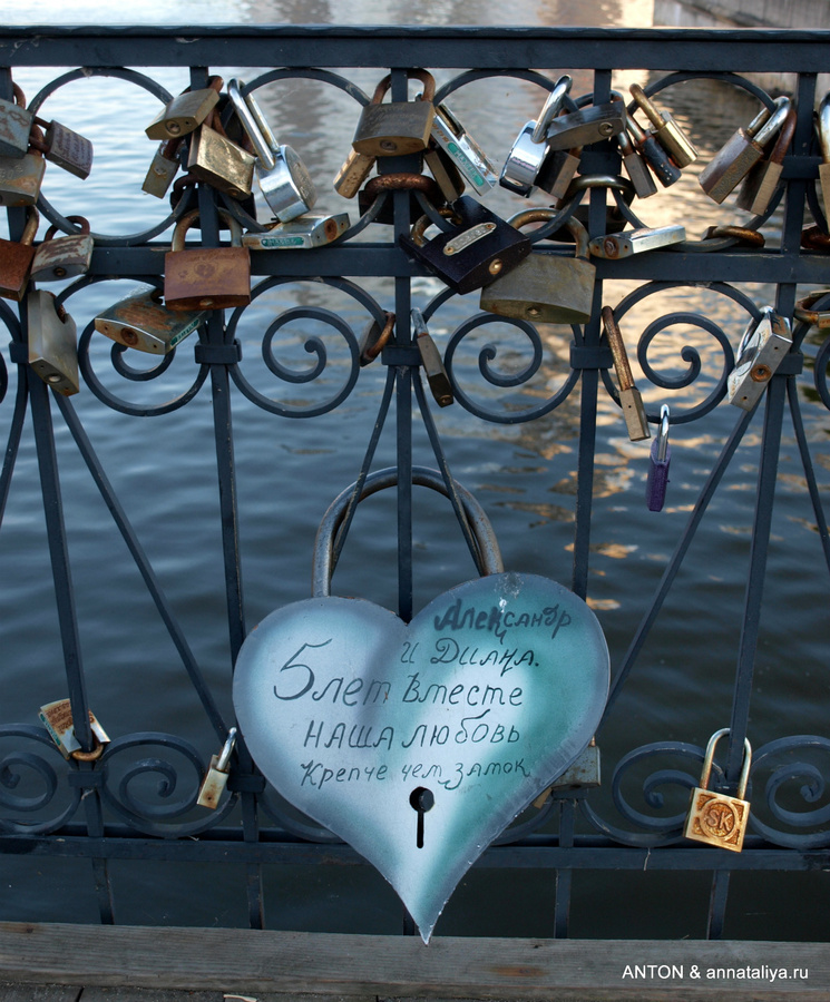 Сердечки влюбленных на Медовом мосту к острову Канта Калининград, Россия