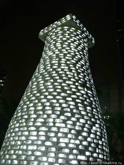 Эта башенка составлена из автомобильных фар. Модернизм! Сеул, Республика Корея