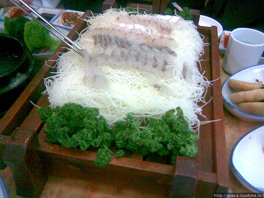 Почти живая рыба — местный деликатес. Сеул, Республика Корея