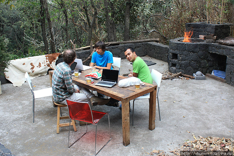 В лесу, готовимся жарить мясо на костре, но не забываем про блага цивилизации, ловим wi-fi. Мехико, Мексика