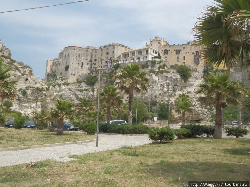 Оказывается, старый город стоит на скале из песчанника высотой 40 м Тропеа, Италия