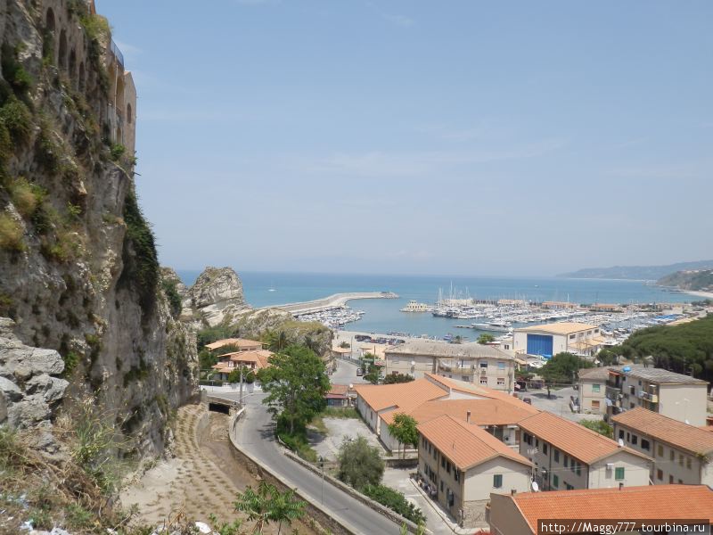 Вид с окружной дороги на пристань, откуда отправляются прогулочные катера и яхта Тропеа, Италия