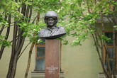 Памятник Герою России летчику-палубнику Т.Апакидзе установлен на улице другого имени летчика, героя Великой Отечественной войны Б.Сафонова.