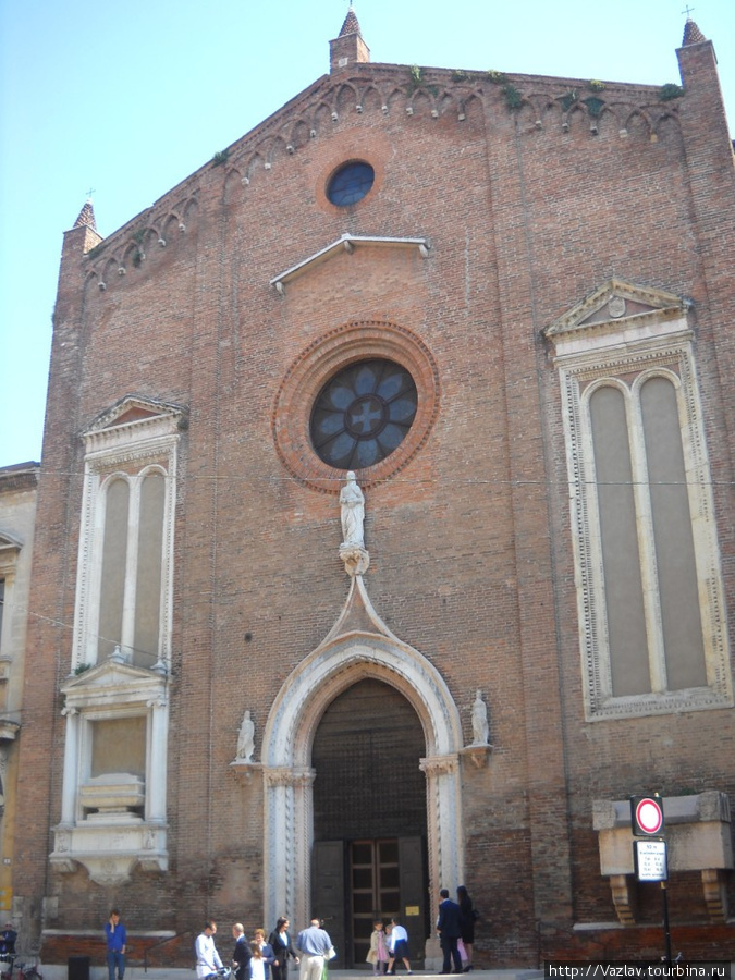 Фасад церкви мало того что разноплановый, так ещё и выглядит каким-то обшарпанным Верона, Италия