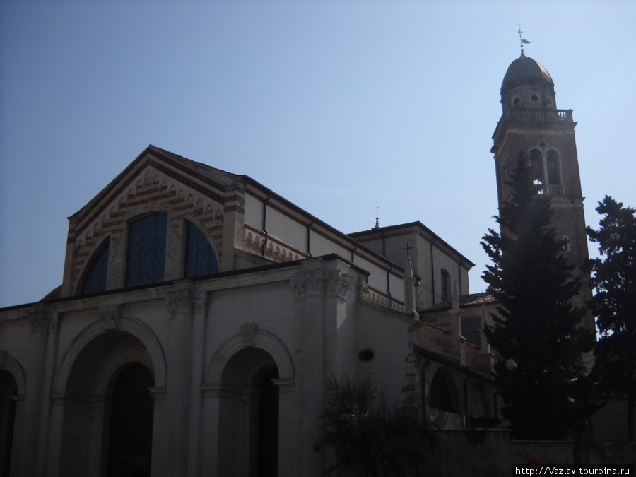 Фасад церкви со стороны прилегающей площади. Легко заметить, что колокольня находится под углом к основному зданию Верона, Италия