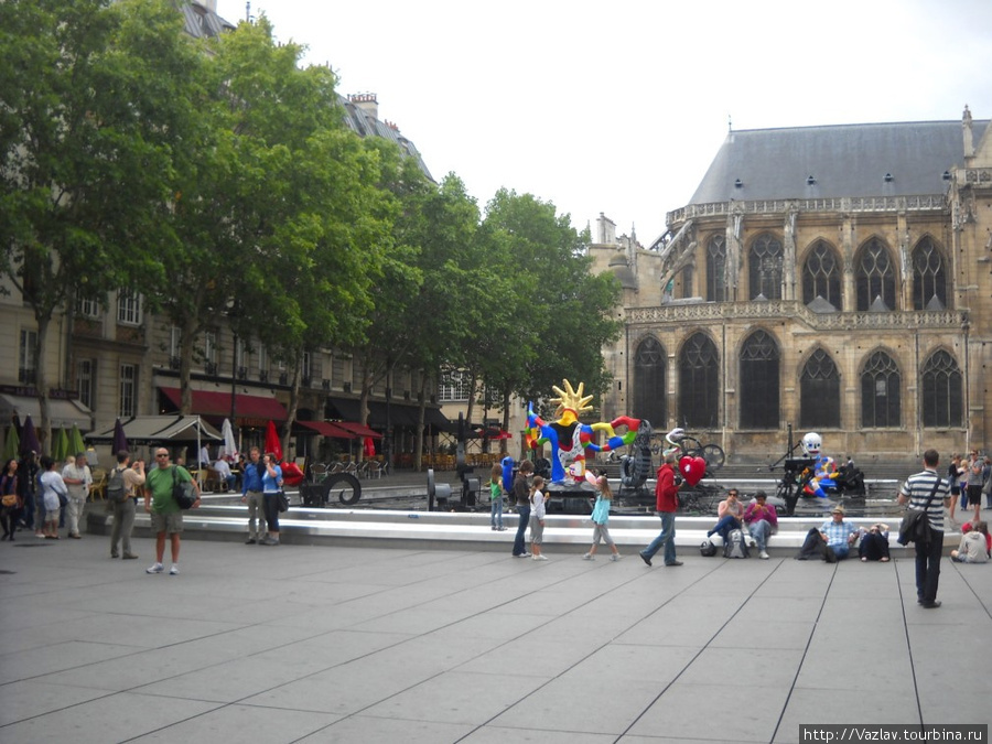 Рядом с фонтаном Париж, Франция