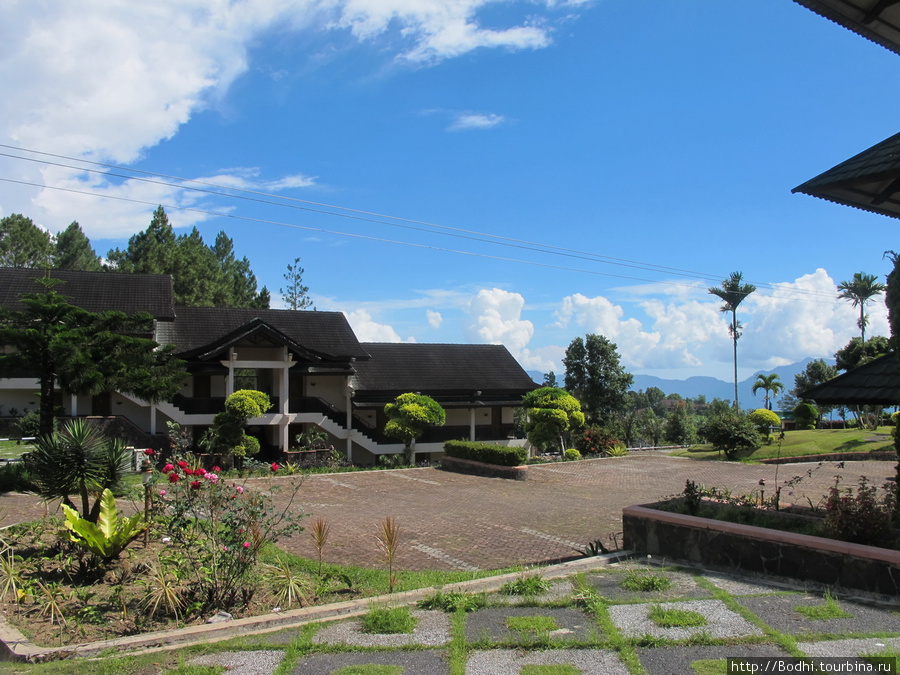 Территория отеля Озеро Маниджао, Индонезия
