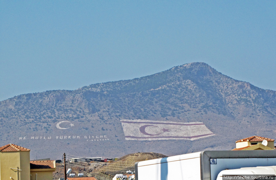 знаменитые флаги на горе, которые видно со столицы Никосии Турецкая Республика Северного Кипра