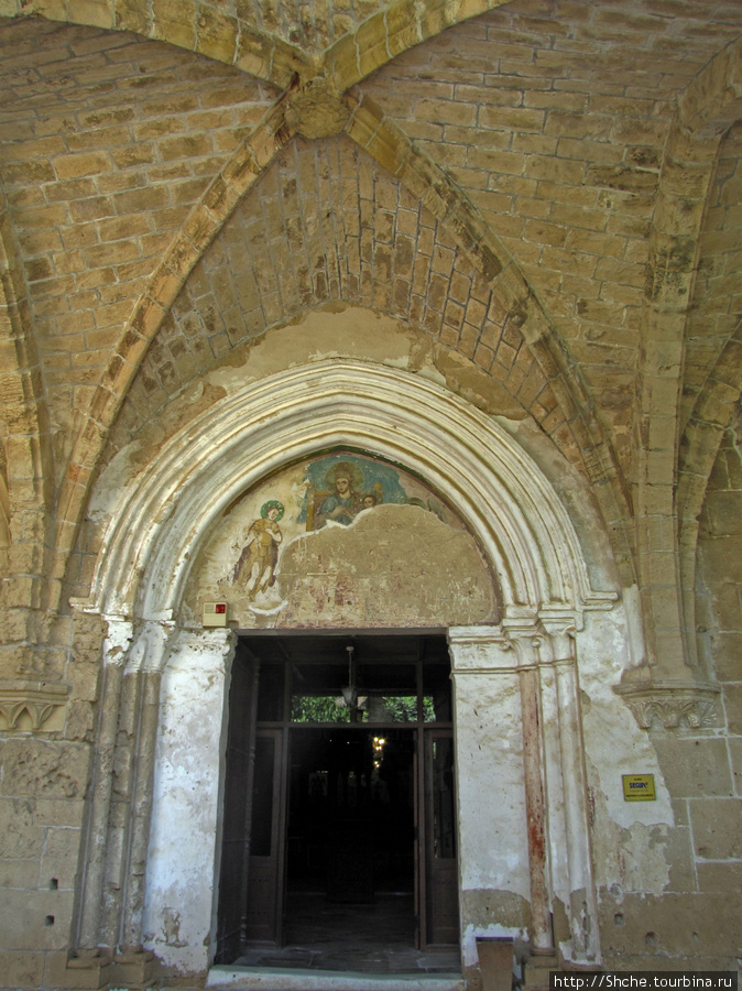 вход в церковь Беллапаис, Турецкая Республика Северного Кипра