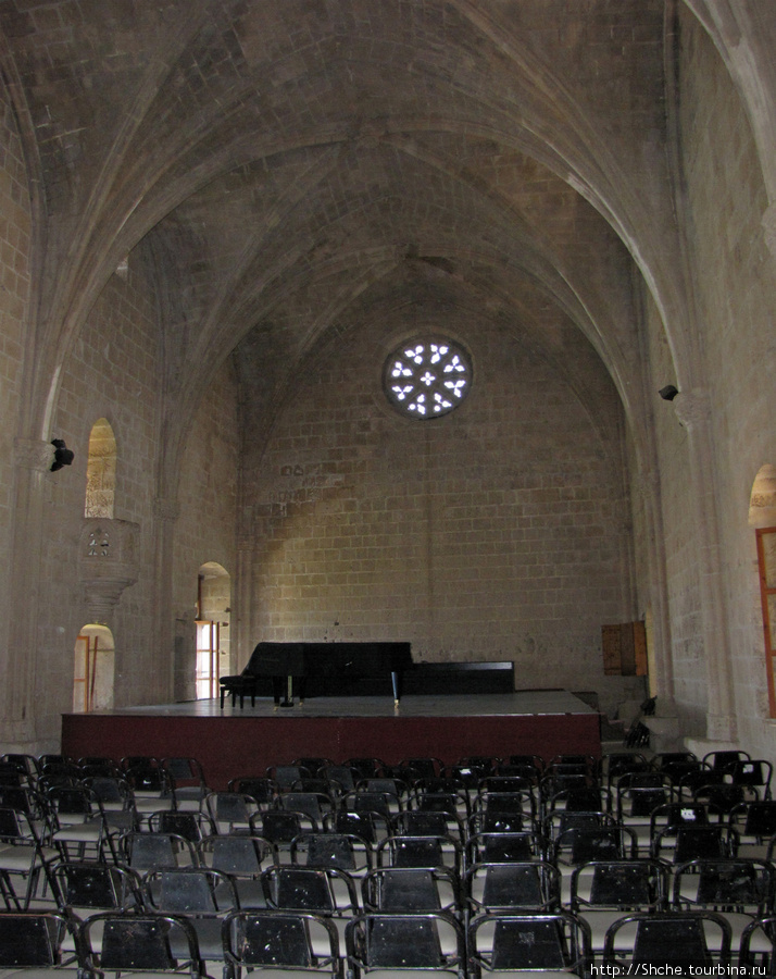 В хорошо сохранившемся помещении сейчас проводят концерты классической музыки Беллапаис, Турецкая Республика Северного Кипра