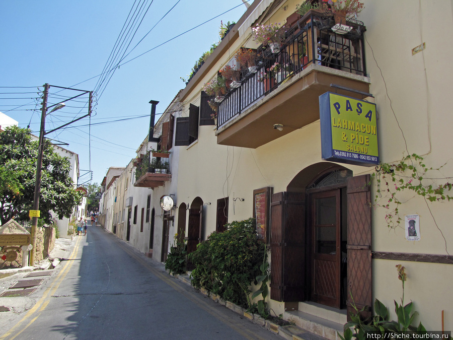 улочка поселка, ведущая от стоянки к аббатству Беллапаис, Турецкая Республика Северного Кипра