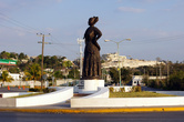 Статуя у входа на территорию порта