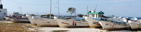 Лодки на берегу в порту Кампече