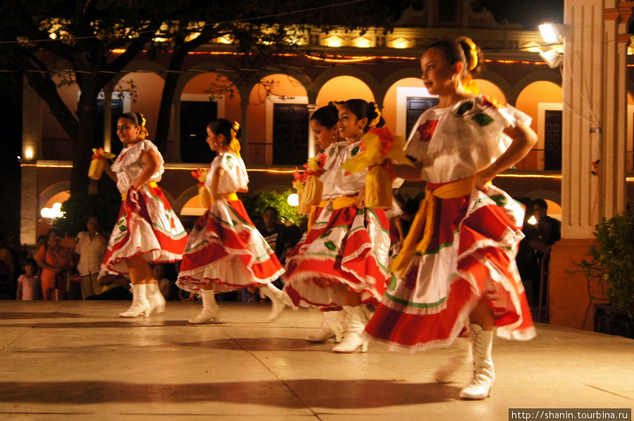 Детский танцевальный ансамбль в Кампече Кампече, Мексика
