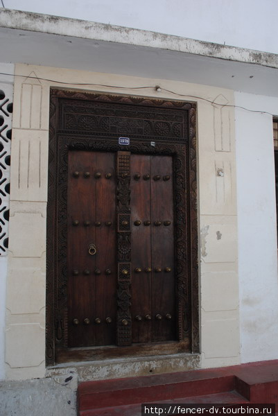 Такие роскошные двери встречают на каждом углу Стоун-Таун, Танзания