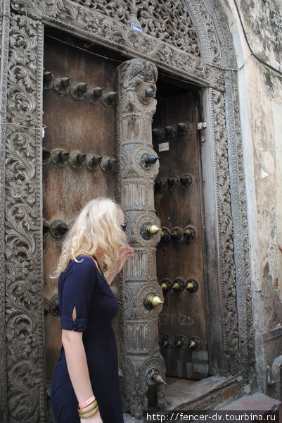 Традиционно двери отделывались металлическими заостренными элементами, чтобы отгонять диких животных Стоун-Таун, Танзания