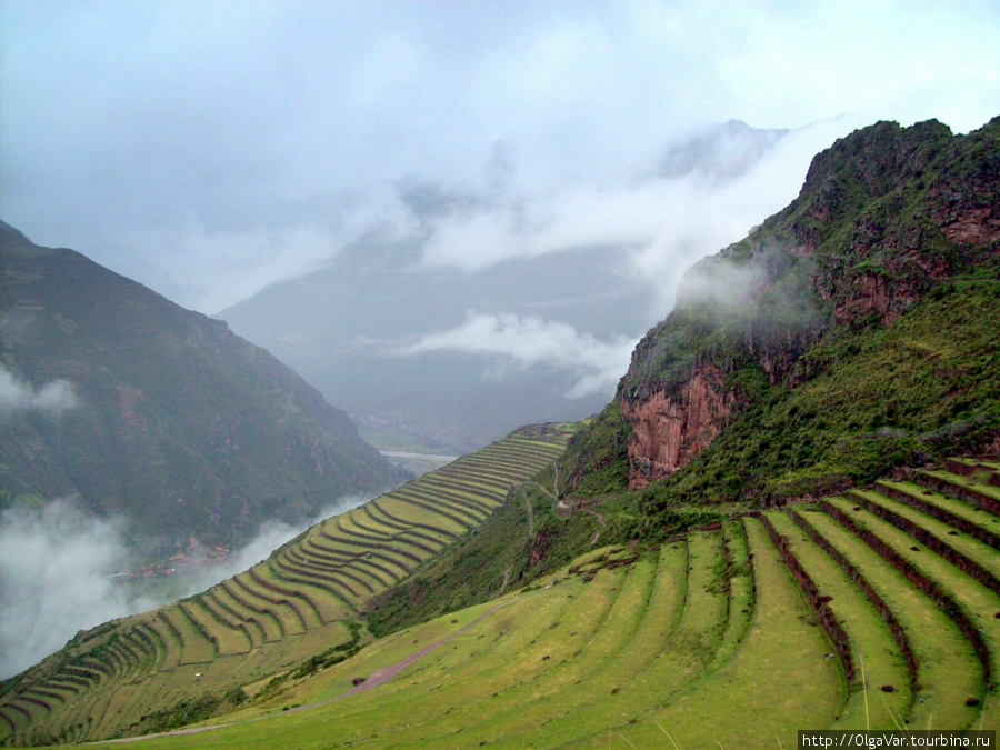 На склонах Священной горы, окружающей  селение Писак,  сохранились многочисленные террасы, на которых жители древнего писака выращивали обильные урожаи кукурузы Писак, Перу