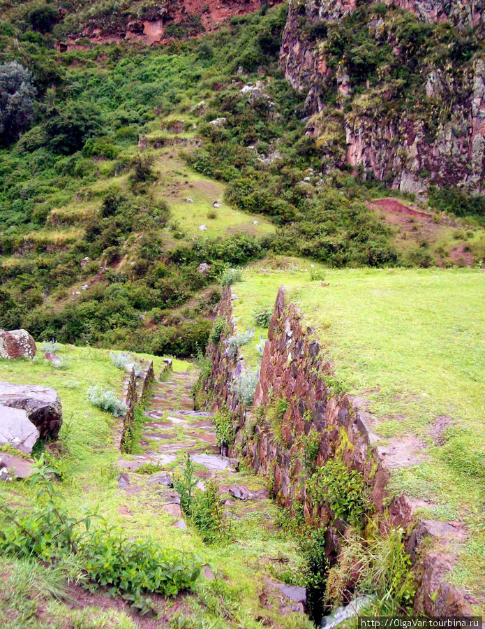 Многие дорожки на склонах уже давным  давно покрылись травой, значитздесь мало кто ходит Писак, Перу