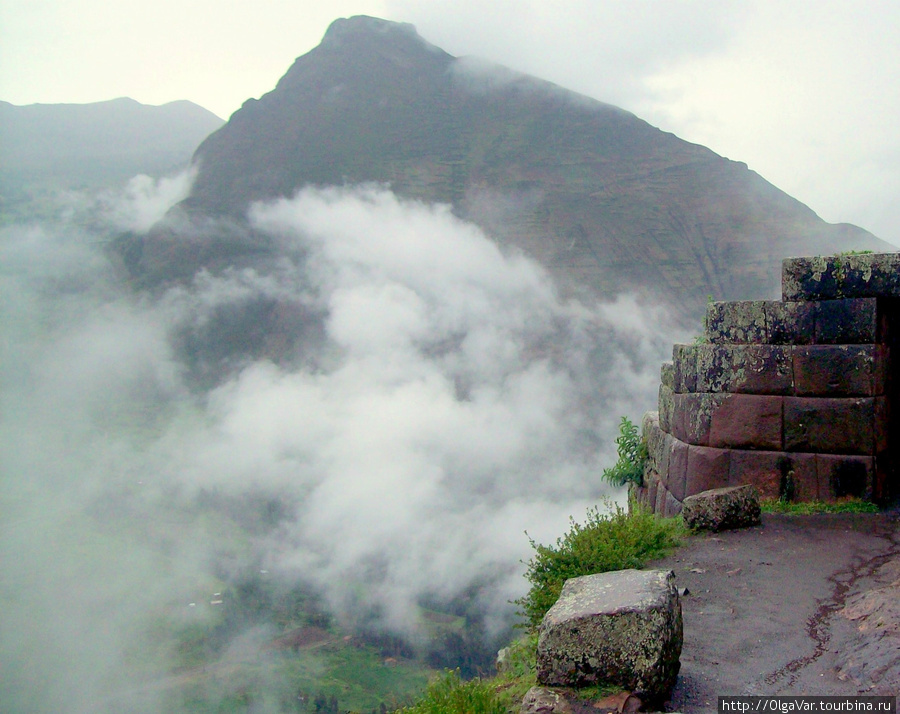 С каждым шагом наверх облака опускаются всё ниже, накрывая серой дымкой исчезающую из видимости долину Писак, Перу