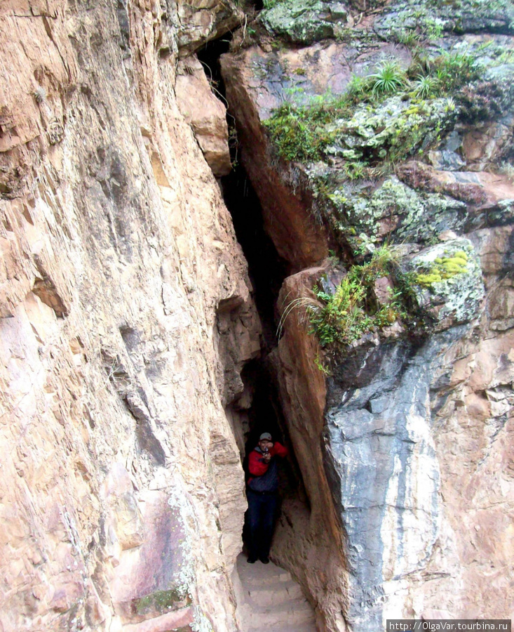 Кое-где встречаются такие проломы в скале, а внутрь ведут каменные лесенки Писак, Перу