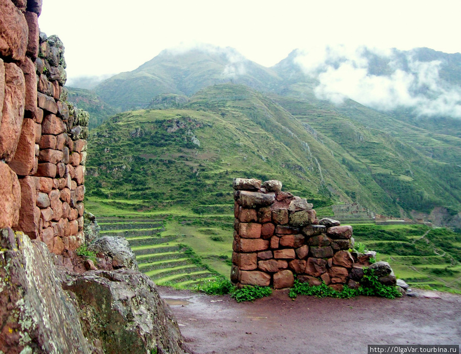 На пути к вершине на тропе  встречается немало каменных свидетельств жизни здесь человека, разрушенных неумолимым временем Писак, Перу