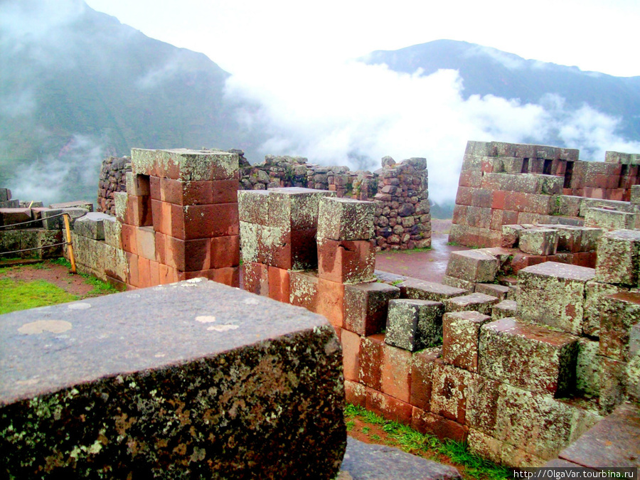 Каменные кладки отполированы до блеска  и сложенны, словно по линейке, квадратами идеально подогнанных друг к другу блоков Писак, Перу